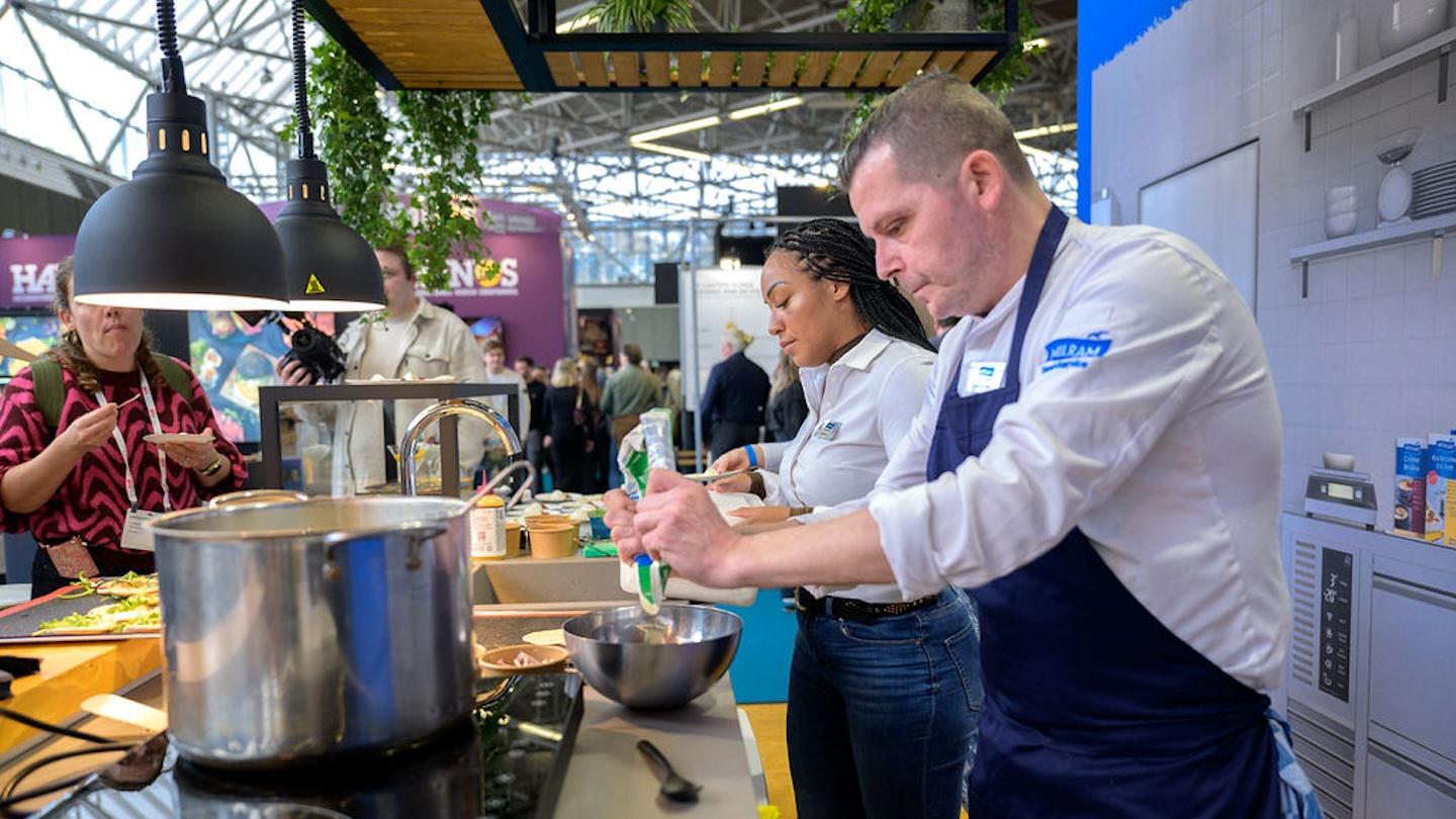 Een chef-kok en een kok bereiden een gerecht