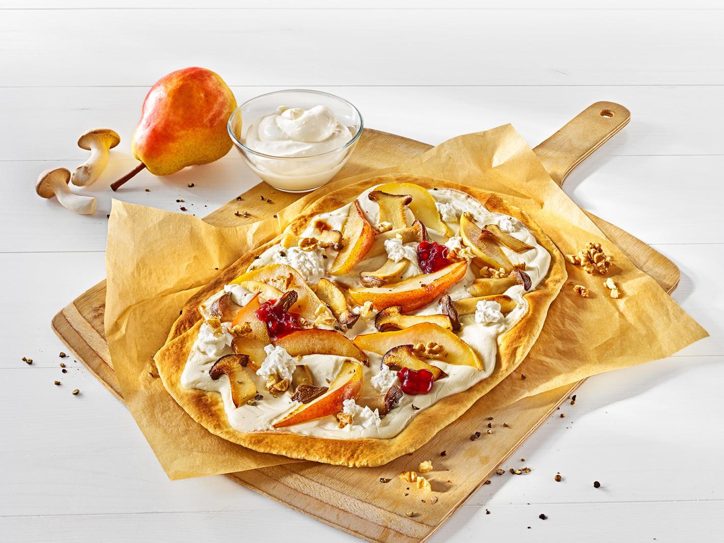 Flammkuchen met peer en koningsoesterzwammen Flammkuchen met peer en koningsoesterzwammen