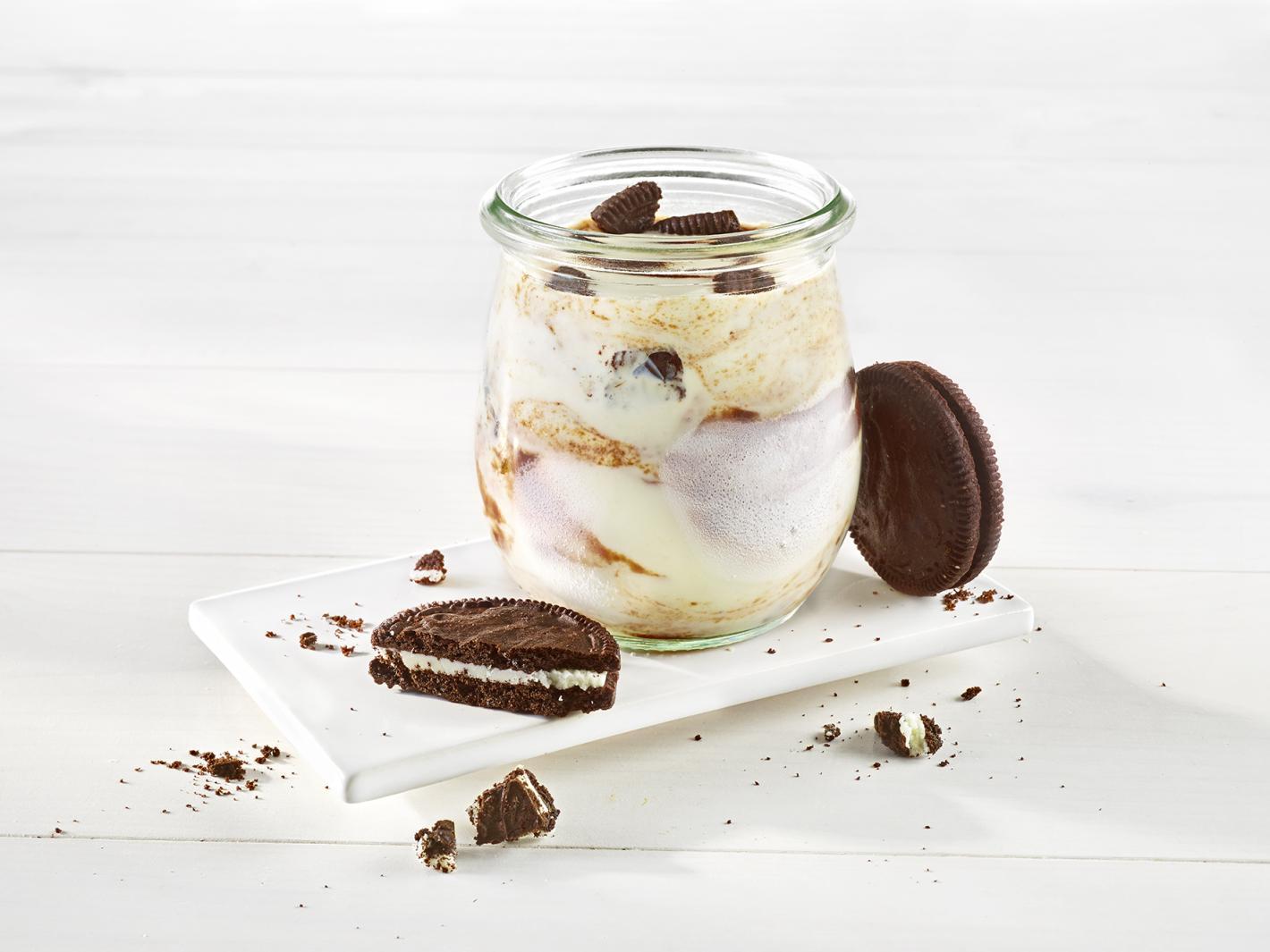 Kwark en pruim semifreddo met oreokoekjes Kwark en pruim semifreddo met oreokoekjes