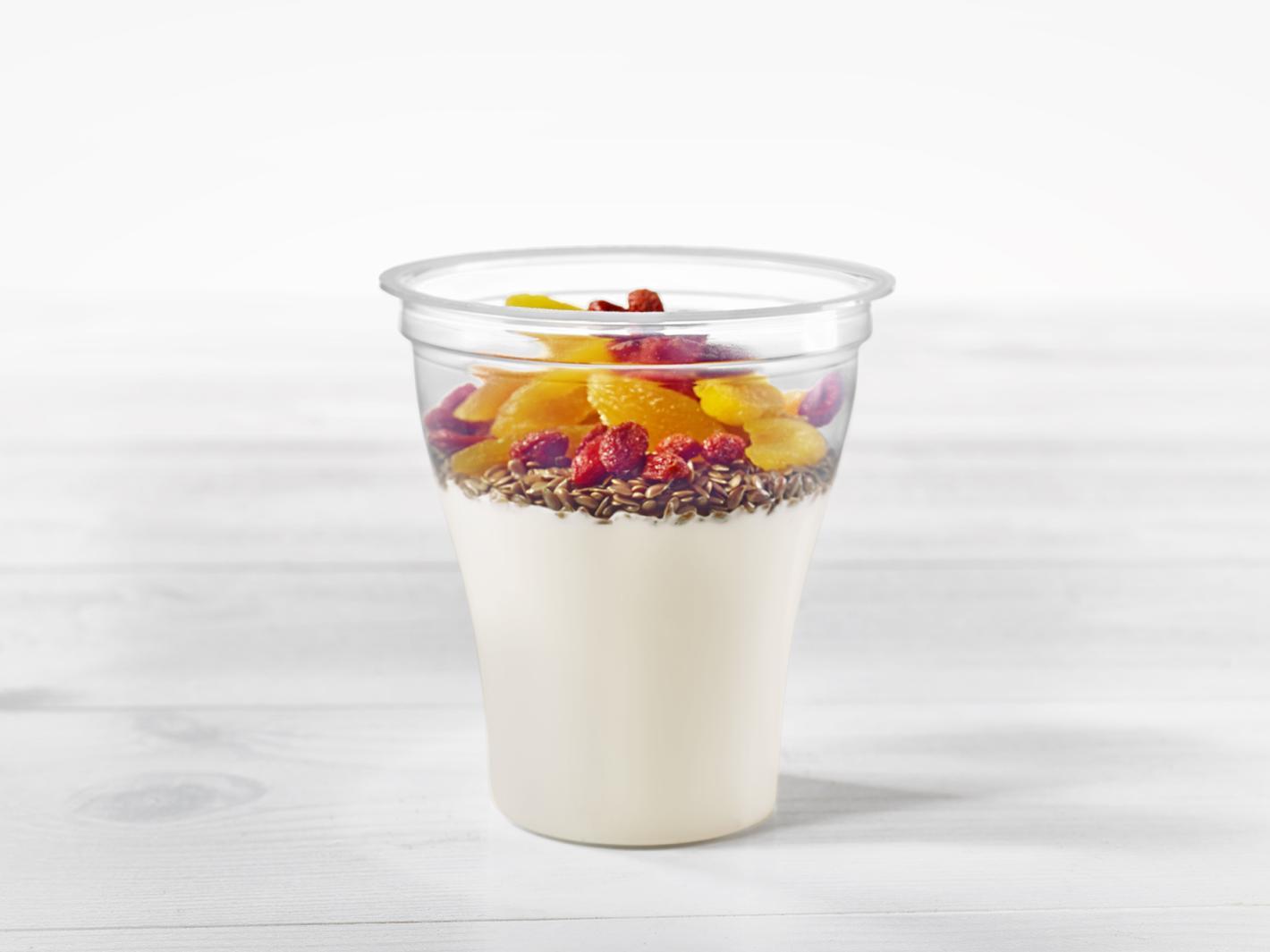 Powerbeker met vanilleyoghurt, abrikozen, gojibessen en lijnzaad Powerbeker met vanilleyoghurt, abrikozen, gojibessen en lijnzaad