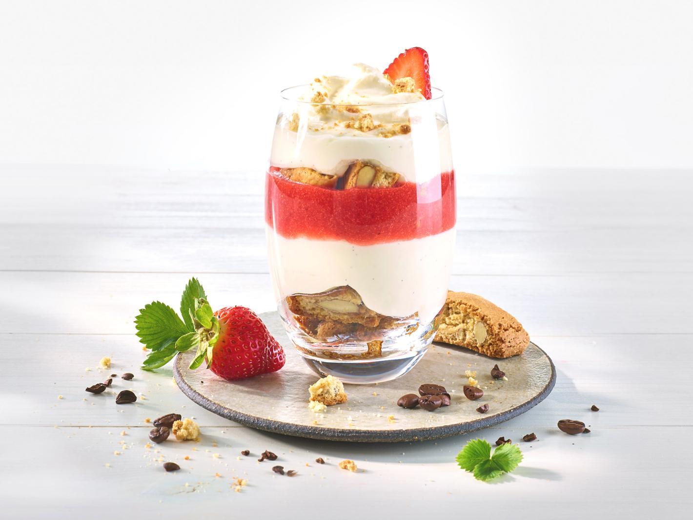 Tiramisu van aardbeien en cantuccini met schmand Tiramisu van aardbeien en cantuccini met schmand