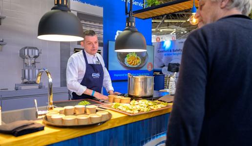 Chef presenteert zijn bakproducten