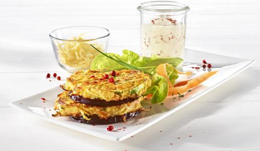 Kaas- en groentepasteitjes met pittige yoghurtdip