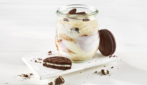 Kwark en pruim semifreddo met oreokoekjes